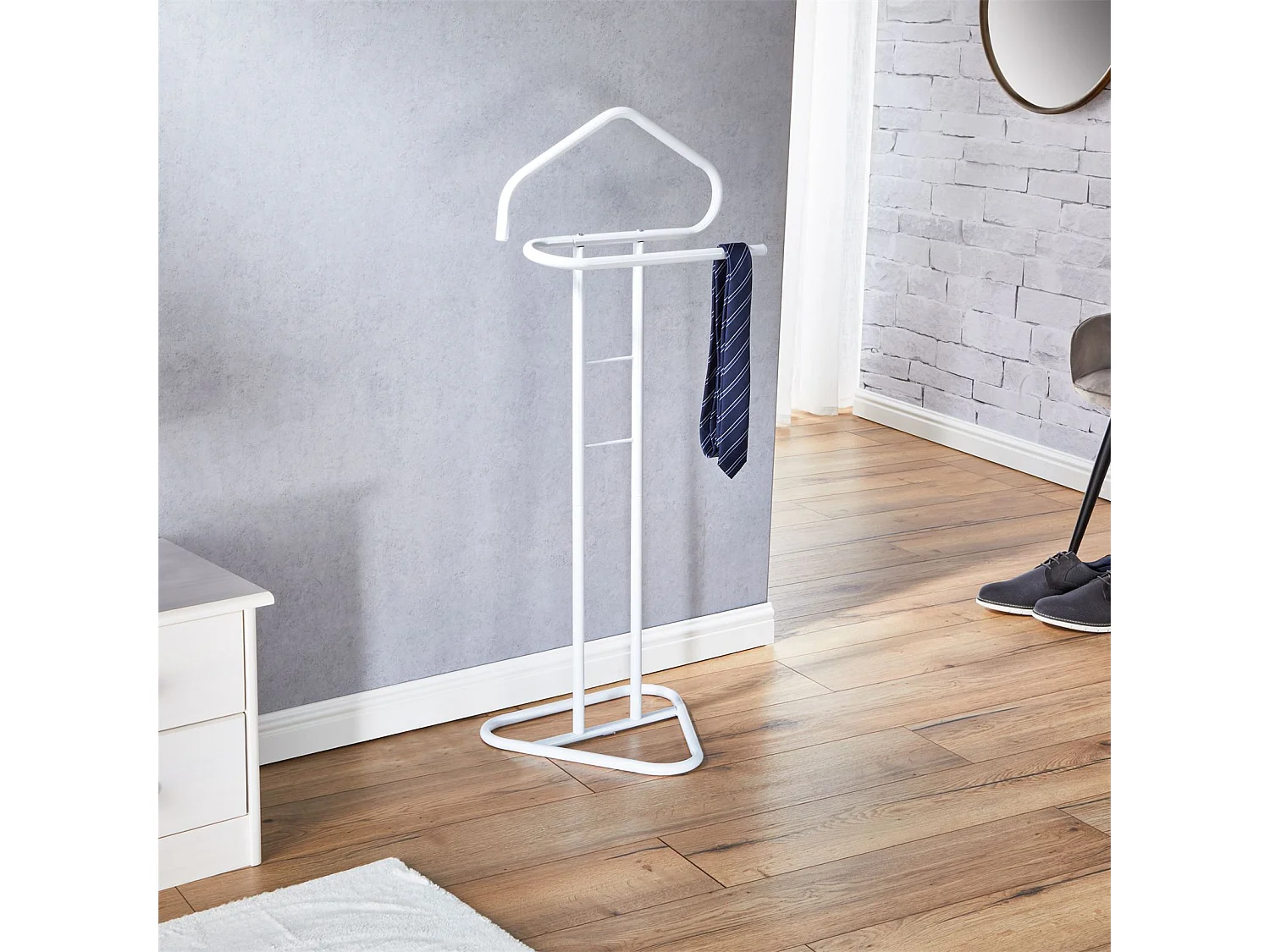 Valet de chambre valet de nuit CAMILO chevalet de nuit avec cintre pour veste et portant pour pantalons, en métal laqué blanc