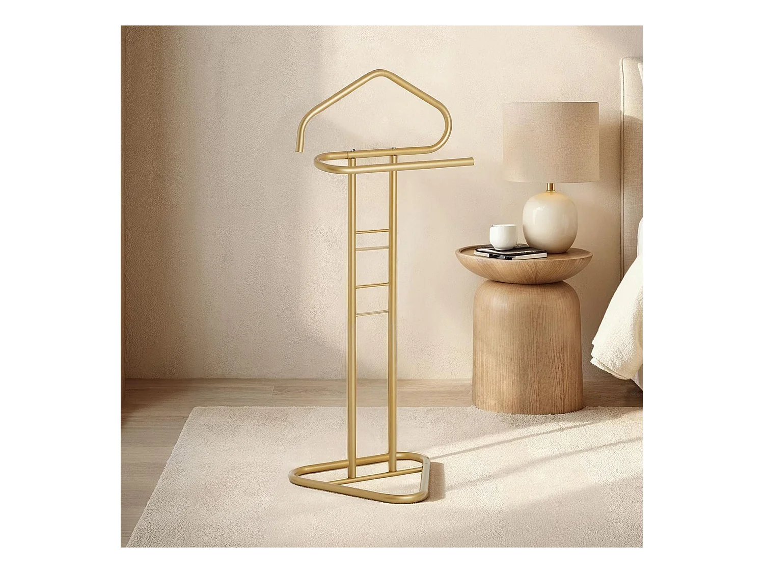 Valet de chambre valet de nuit CAMILO chevalet de nuit avec cintre pour veste et portant pour pantalonts, en métal laqué or