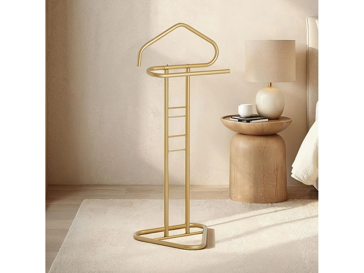 Valet de chambre valet de nuit CAMILO chevalet de nuit avec cintre pour veste et portant pour pantalonts, en métal laqué or