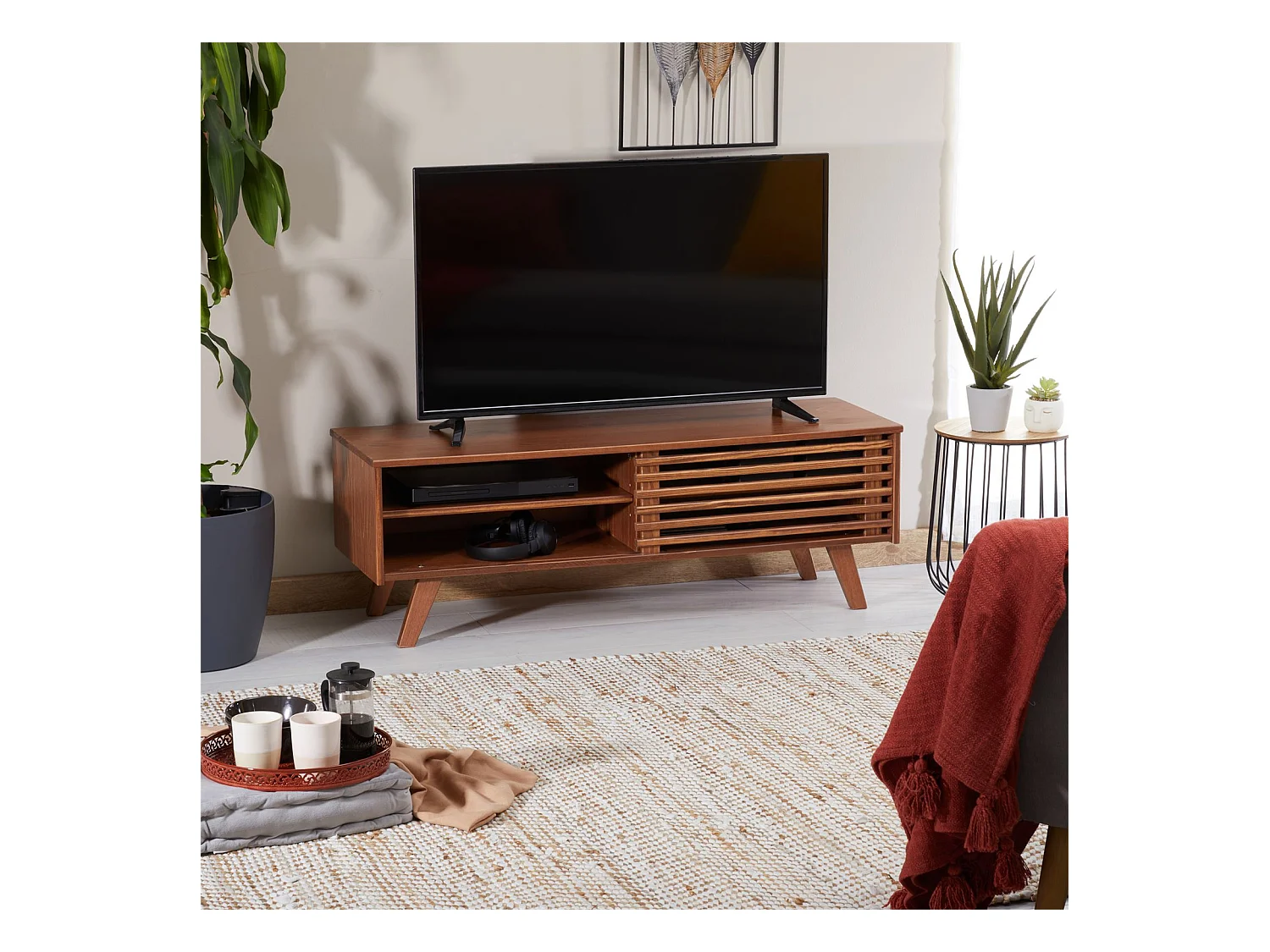 Meuble TV SEAN banc télé de 115 cm au design vintage avec 4 niches et 1 porte coulissante ajourée, en pin massif lasuré brun foncé