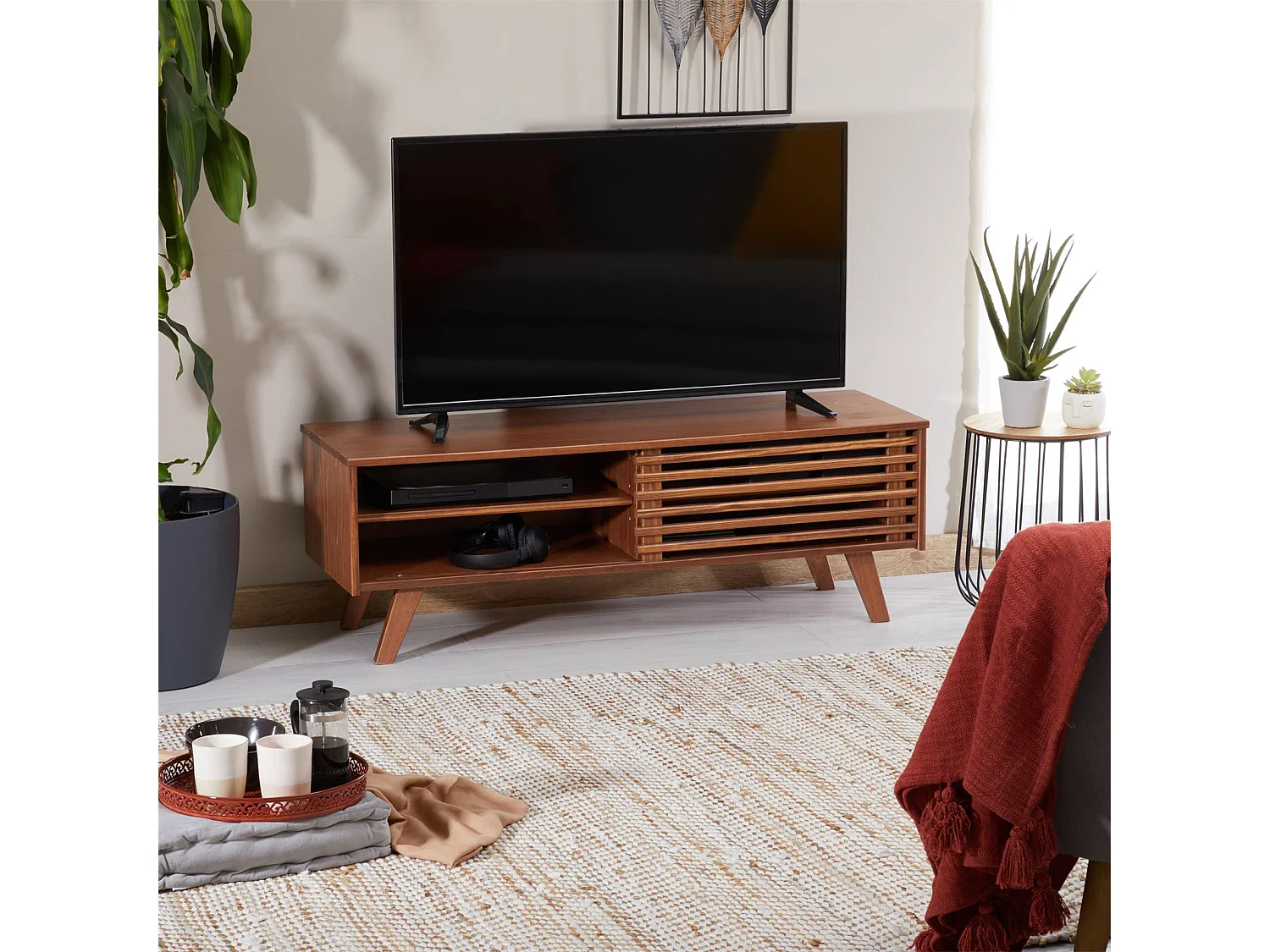 Meuble TV SEAN banc télé de 115 cm au design vintage avec 4 niches et 1 porte coulissante ajourée, en pin massif lasuré brun foncé