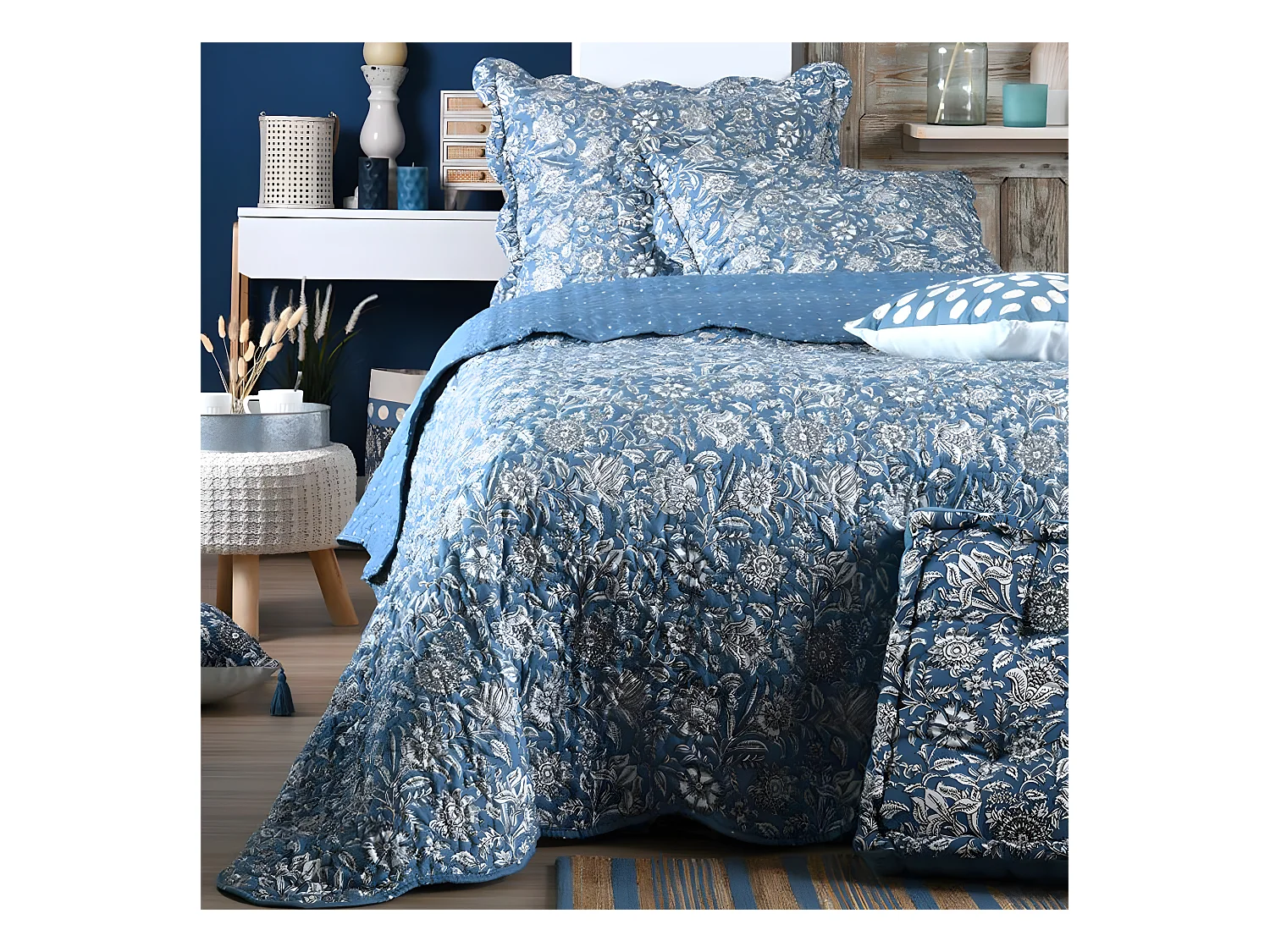 Wende-Set aus Boutis und Kissenbezügen im Blumenstil