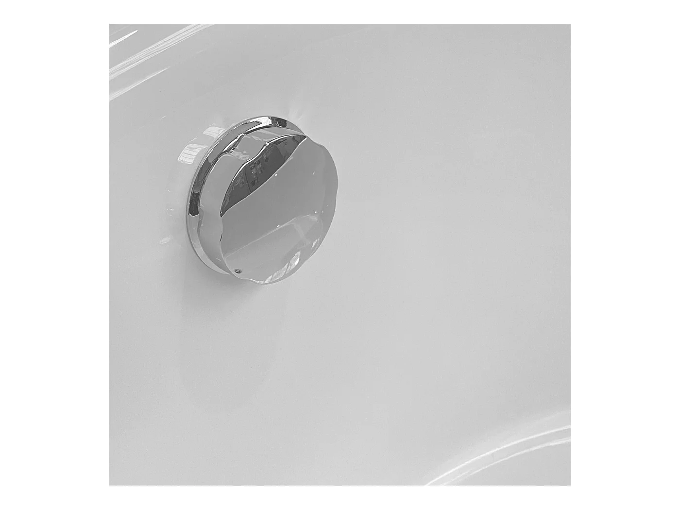 Weiße freistehende Badewanne, Durchmesser 134 x 60 cm – Mercy