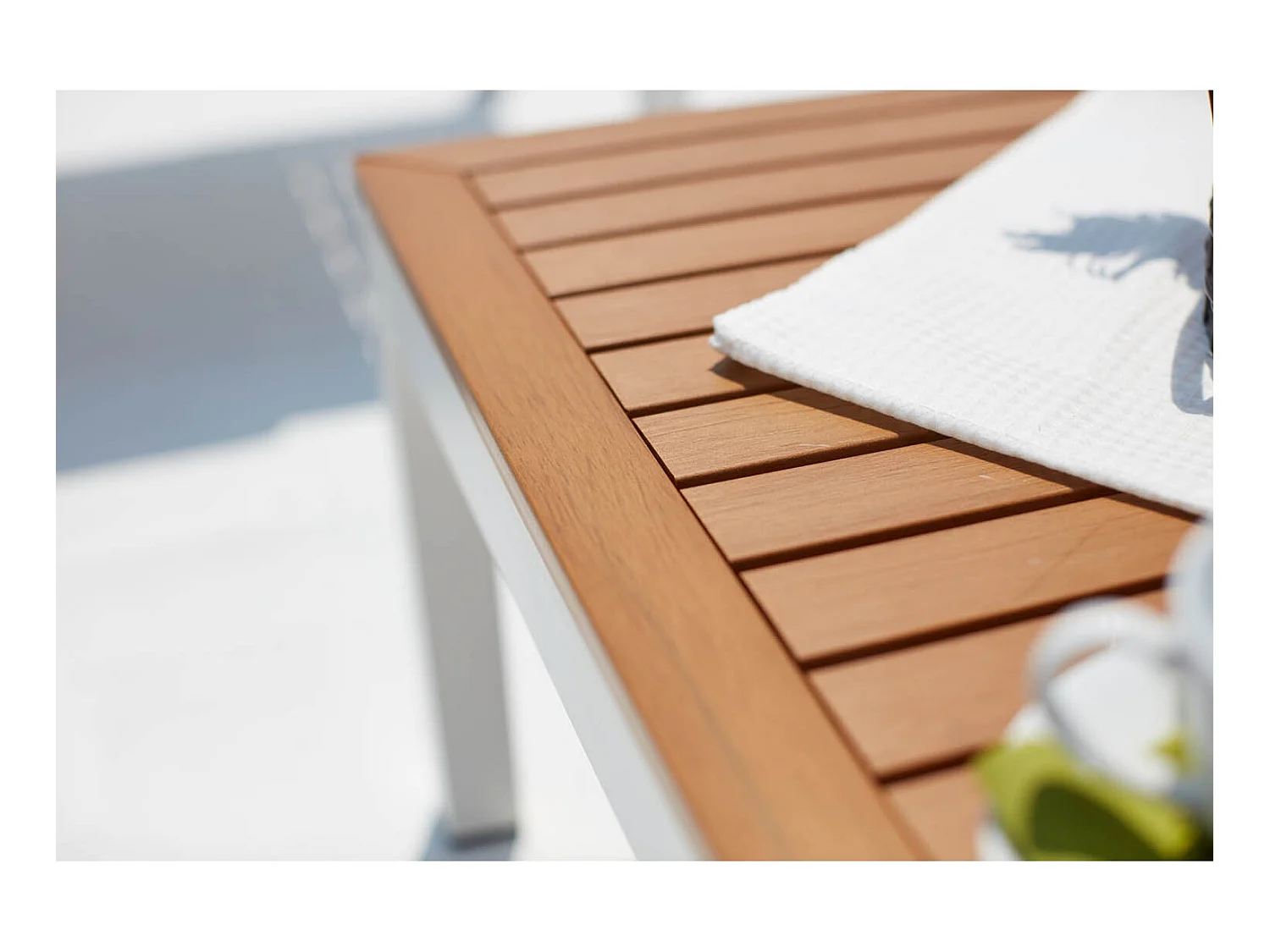 Loungeset van aluminium en wit & grijs staal LOLEA - Elegant design, afneembare kussens, 4 zitplaatsen, vierkante tafel