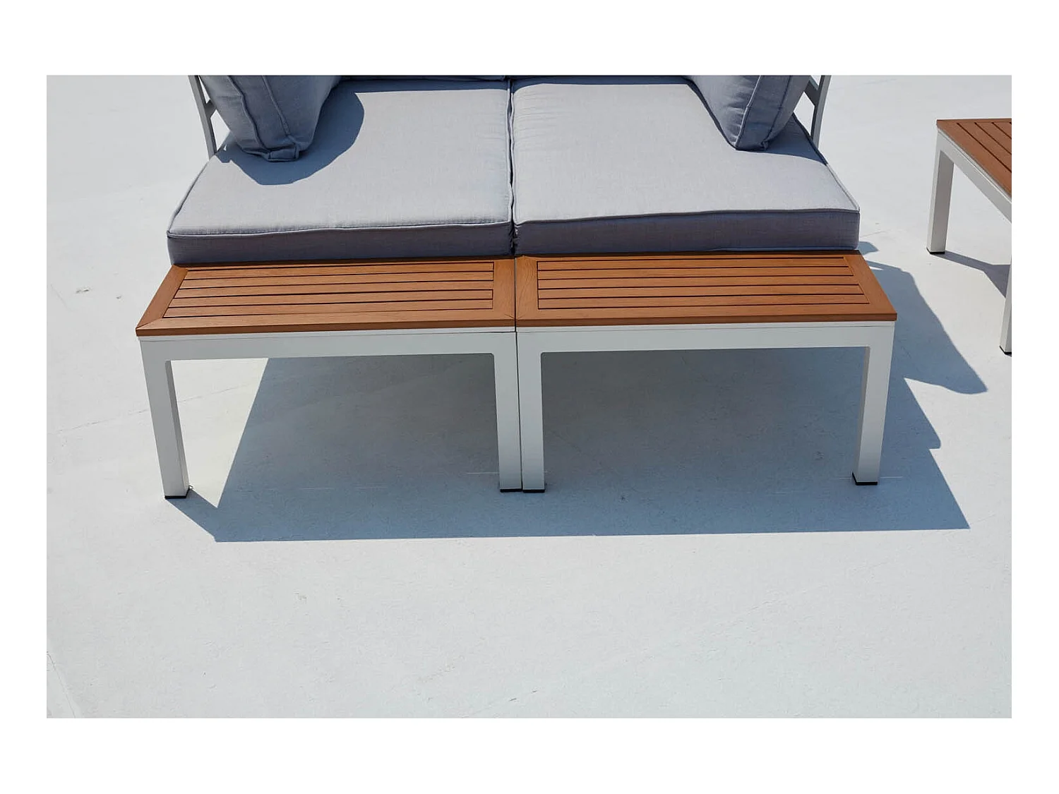 Loungeset van aluminium en wit & grijs staal LOLEA - Elegant design, afneembare kussens, 4 zitplaatsen, vierkante tafel