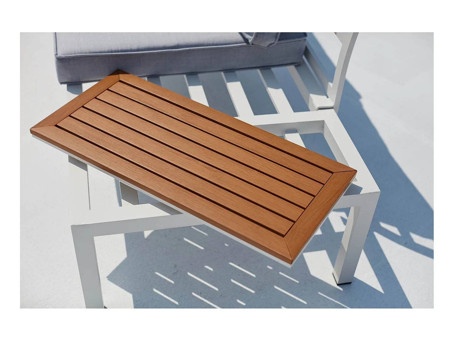 Loungeset van aluminium en wit & grijs staal LOLEA - Elegant design, afneembare kussens, 4 zitplaatsen, vierkante tafel