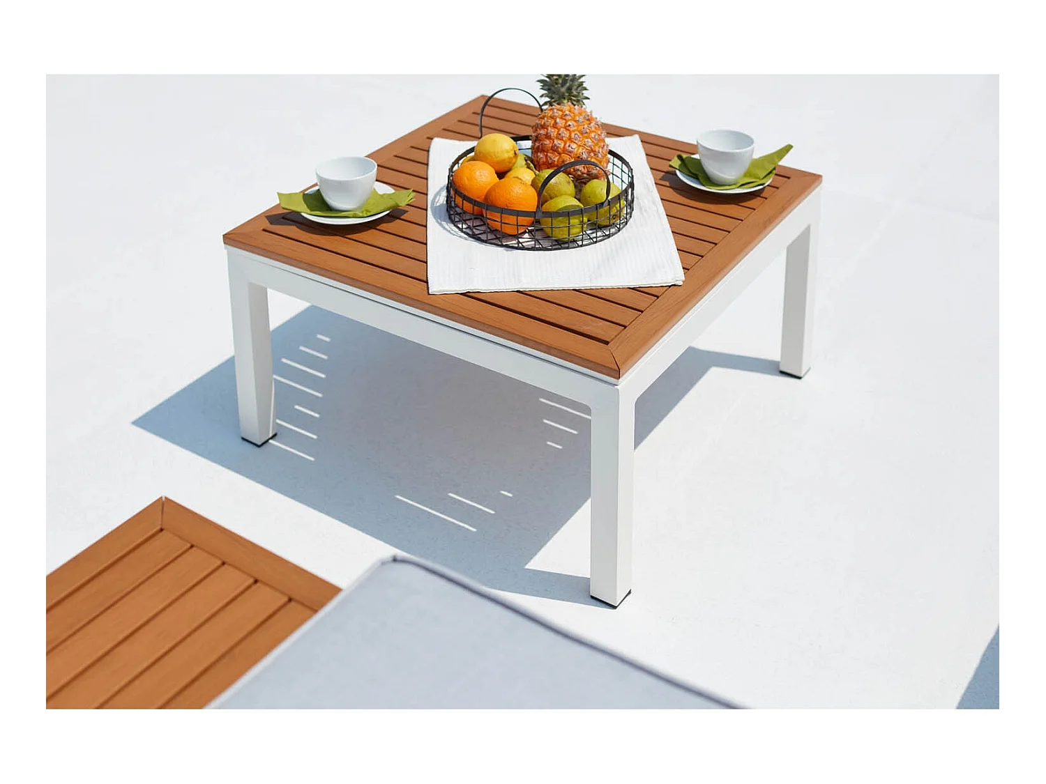 Loungeset van aluminium en wit & grijs staal LOLEA - Elegant design, afneembare kussens, 4 zitplaatsen, vierkante tafel