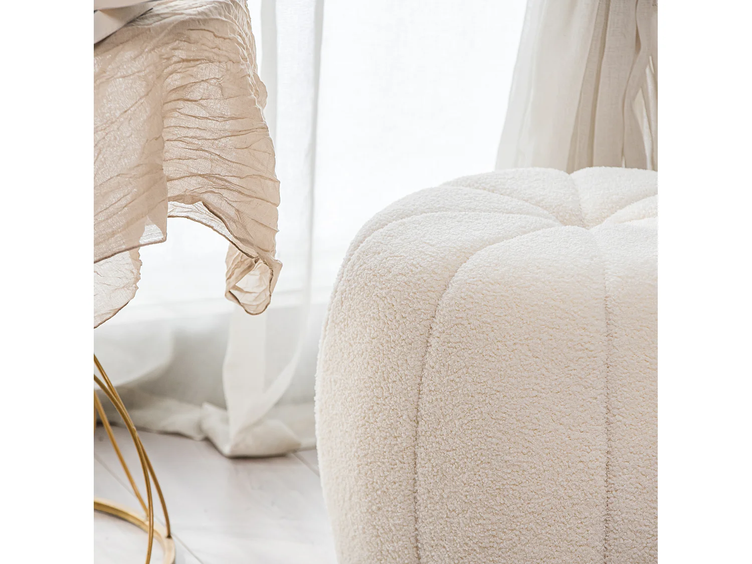 Pouf en bouclettes blanches avec rayures