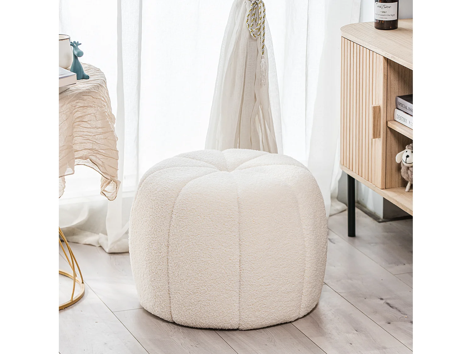 Pouf en bouclettes blanches avec rayures