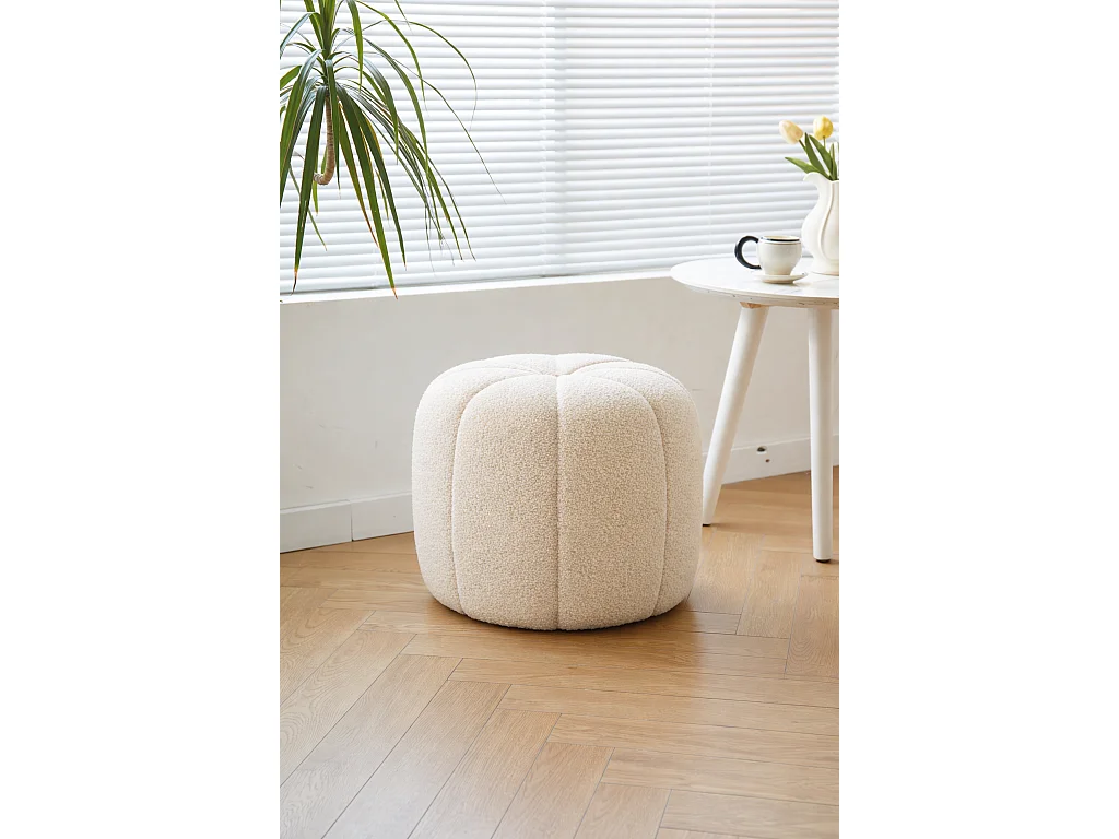 Pouf en bouclettes blanches avec rayures