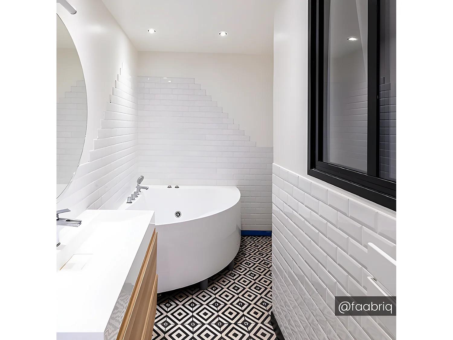 Baignoire balnéo d'angle AGYNESS - 263L - 135*135*57 cm