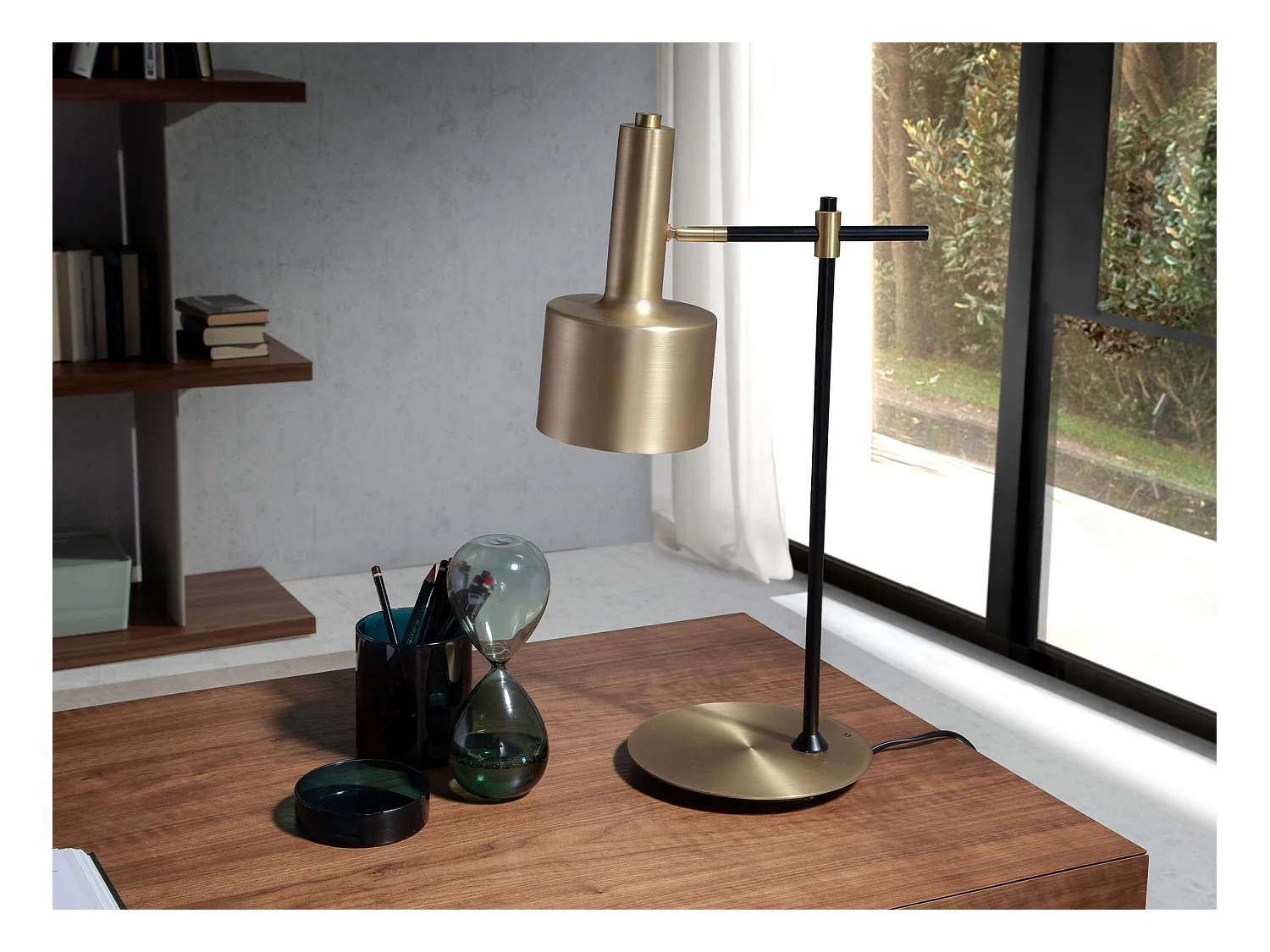 Lampe de bureau en aluminium doré et acier noir