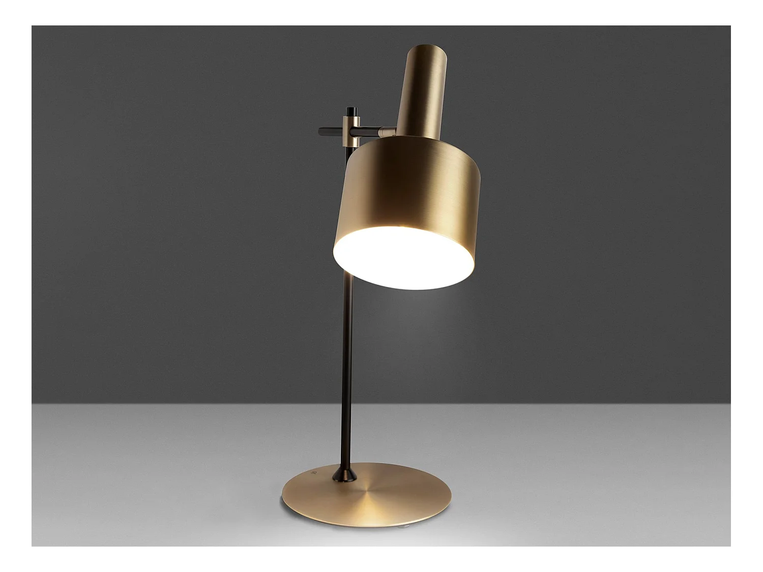 Lampe de bureau en aluminium doré et acier noir