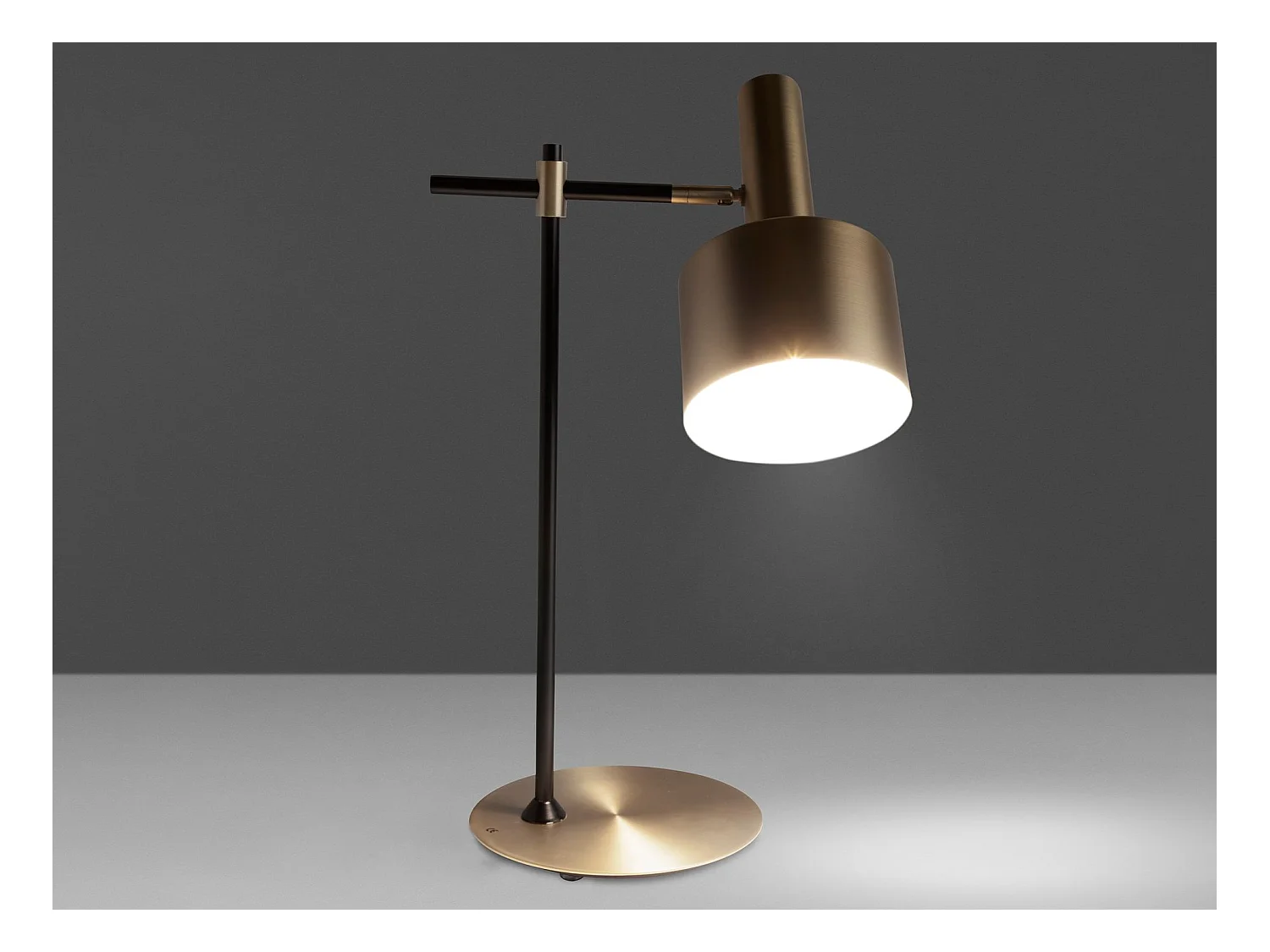 Lampe de bureau en aluminium doré et acier noir