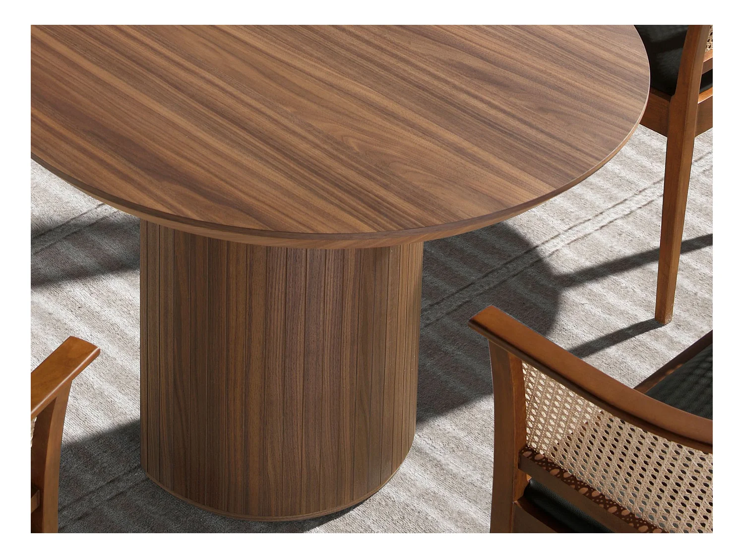 Table à manger demi-pointe ovale noyer