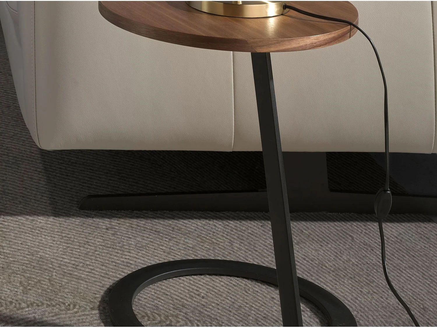 Ronde hoektafel walnoot en zwart staal 2115 ANGEL CERDA