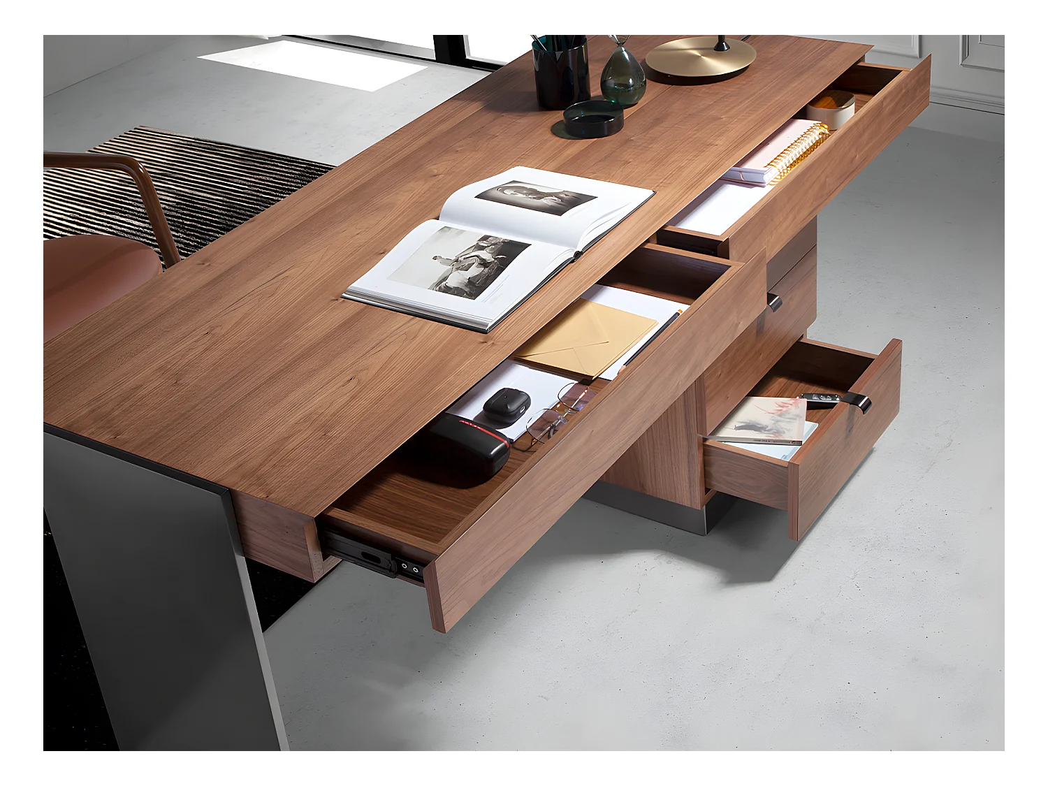 Schreibtisch Nussbaum und abgedunkelter polierter Stahl 3237 ANGEL CERDA