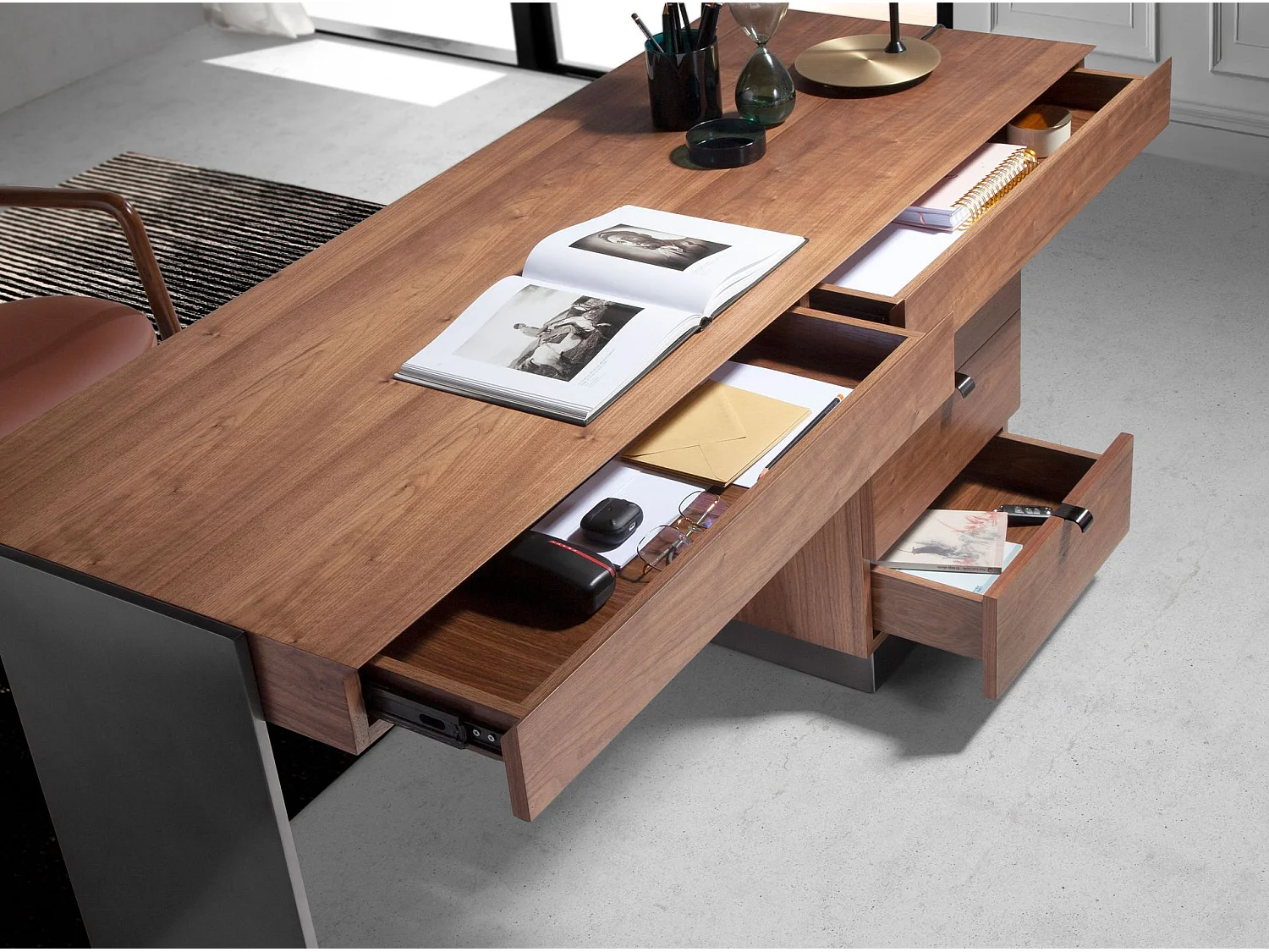 Schreibtisch Nussbaum und abgedunkelter polierter Stahl 3237 ANGEL CERDA