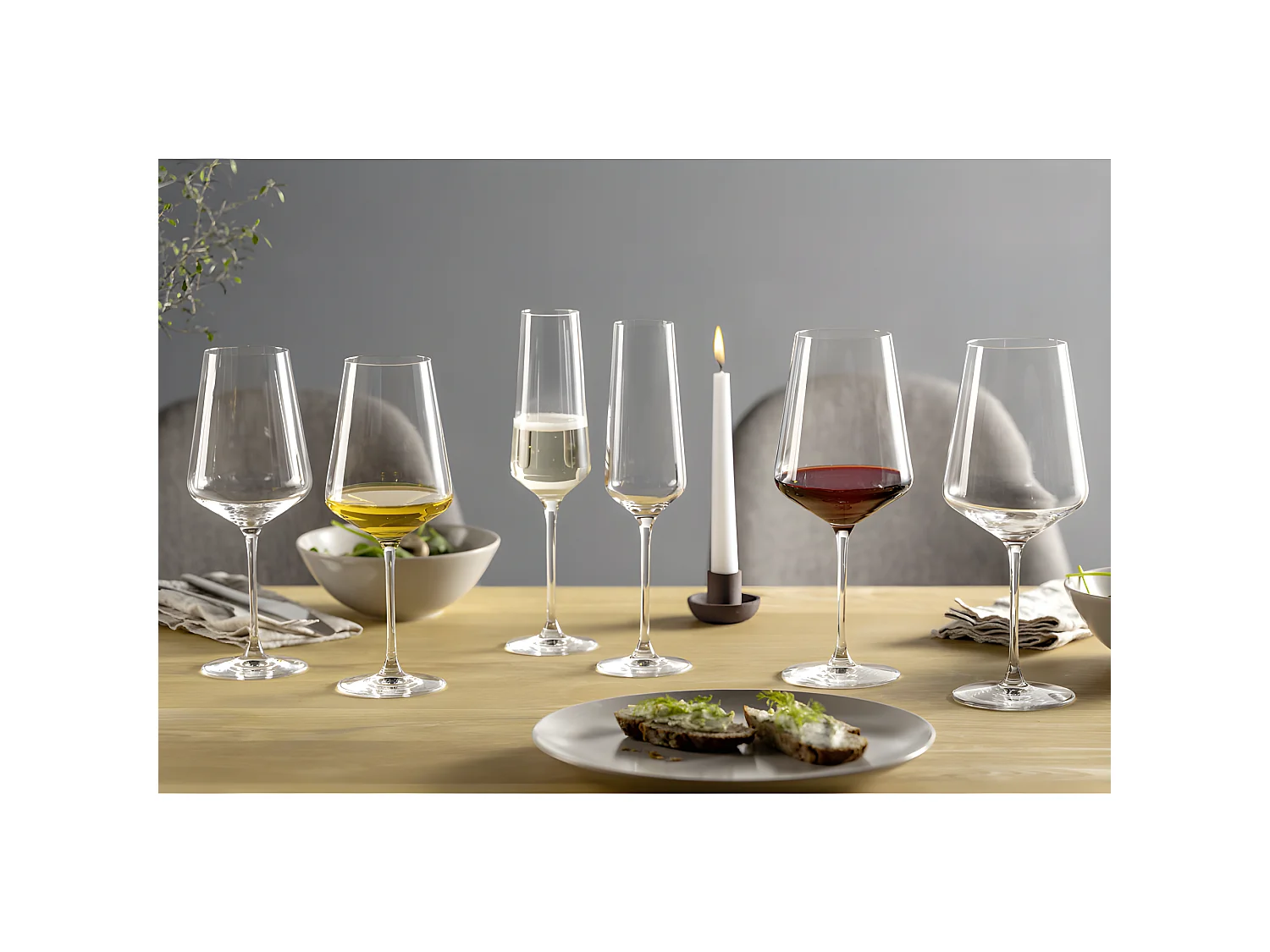 Lote de 12 vasos de vino y champán de vidrio transparente.