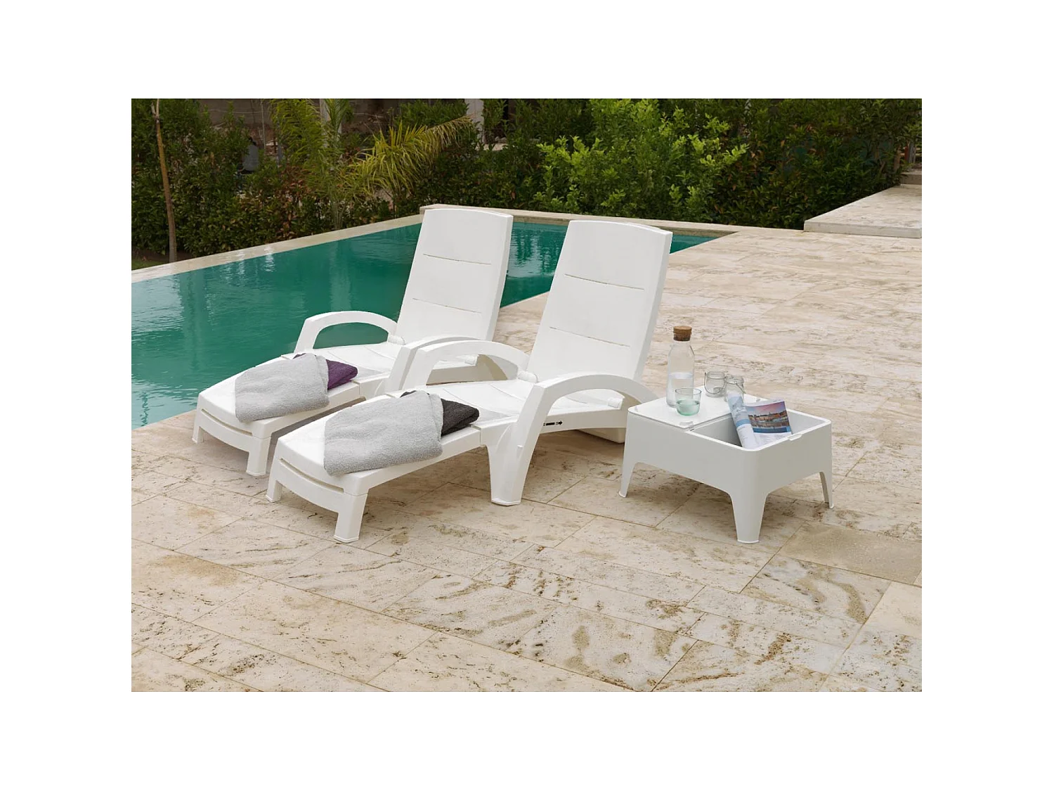 Set di 2 lettini prendisole in plastica riciclata + tavolino bianco DORAL