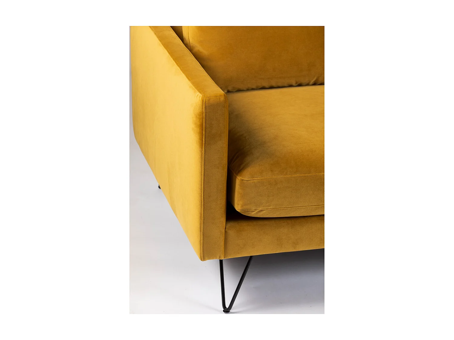 Villabon - Canapé 4 places en velours pieds épingles noirs - Jaune moutarde