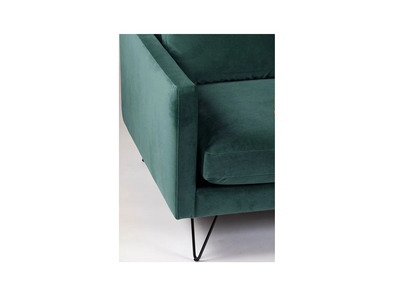 Villabon - Canapé 4 places en velours pieds épingles noirs - vert eucalyptus