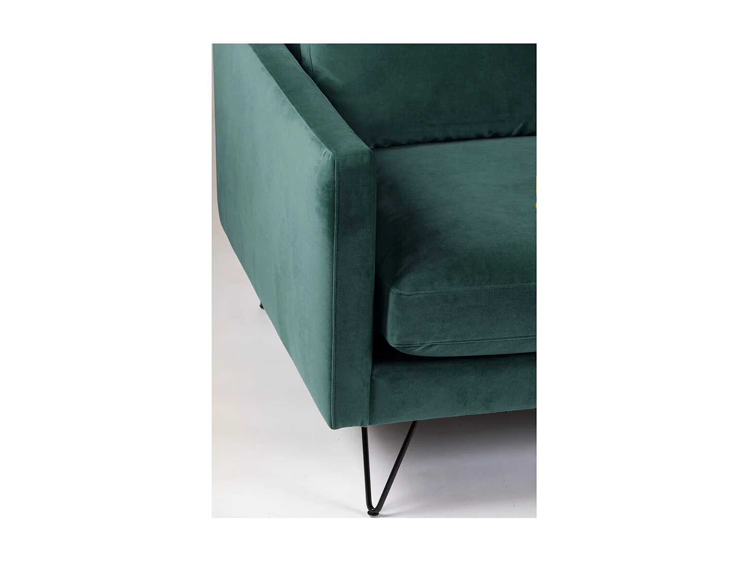 Villabon - Canapé 4 places en velours pieds épingles noirs - vert eucalyptus