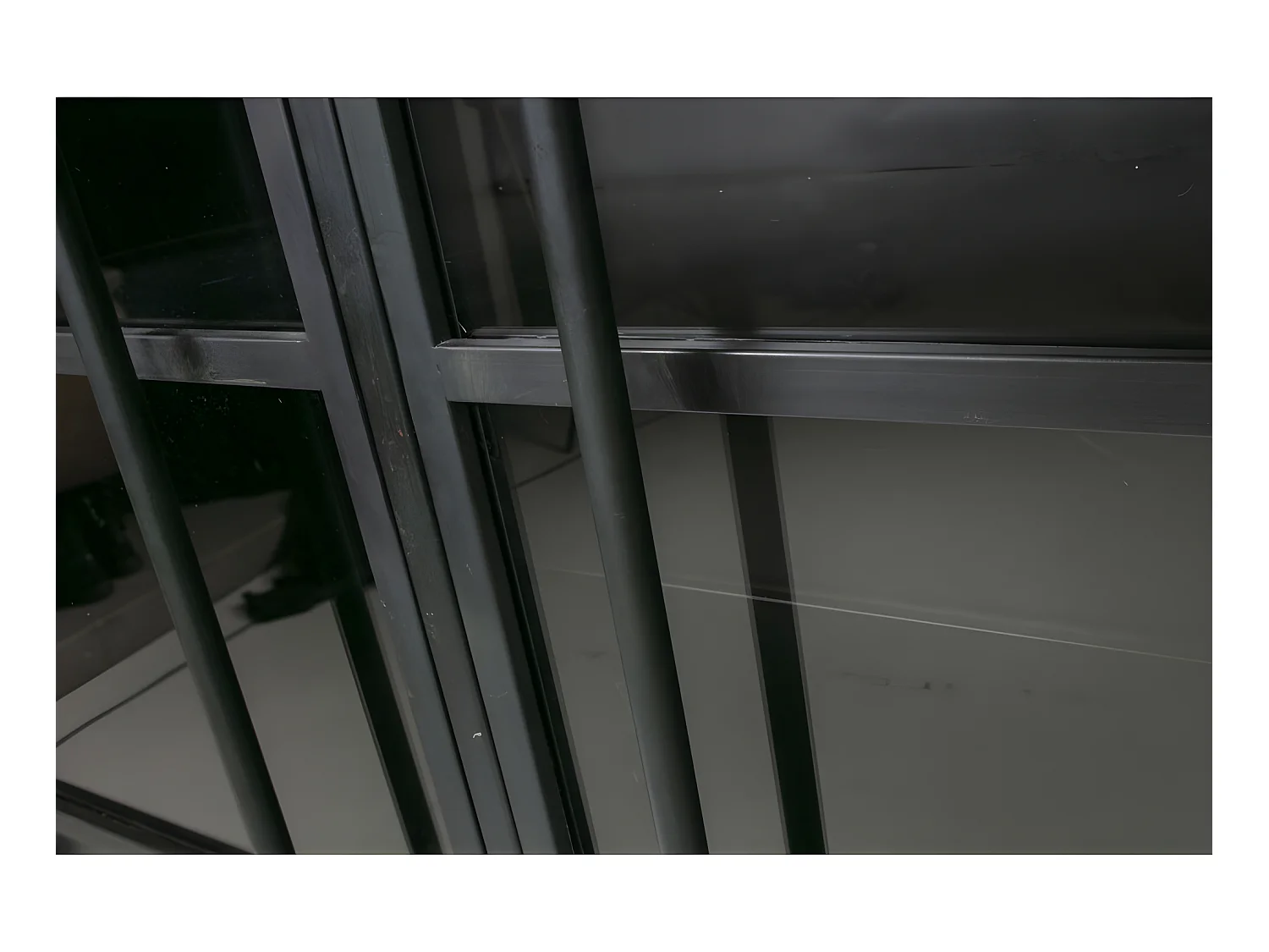 Exhibición de metal y vidrio