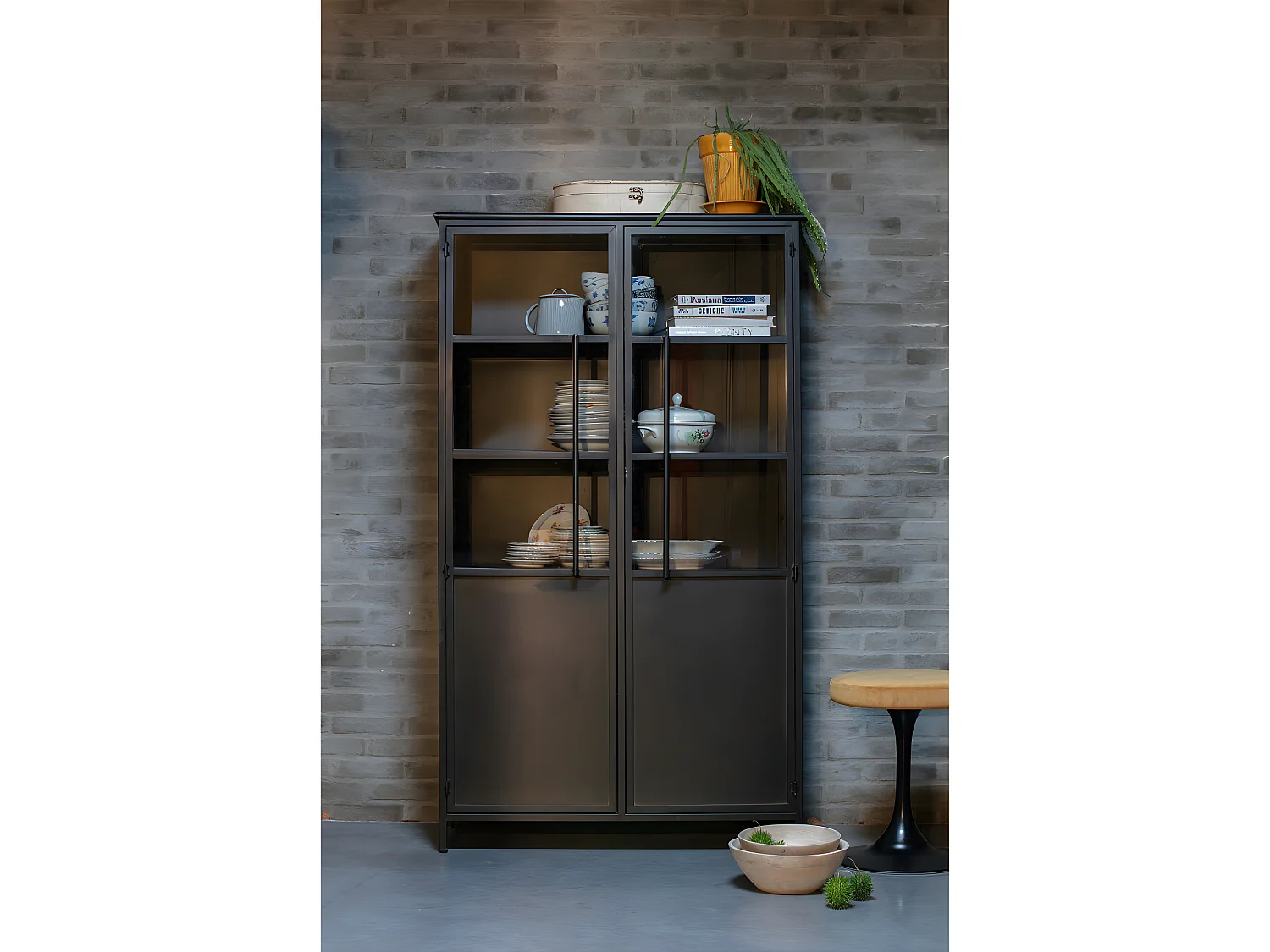 Exhibición de metal y vidrio