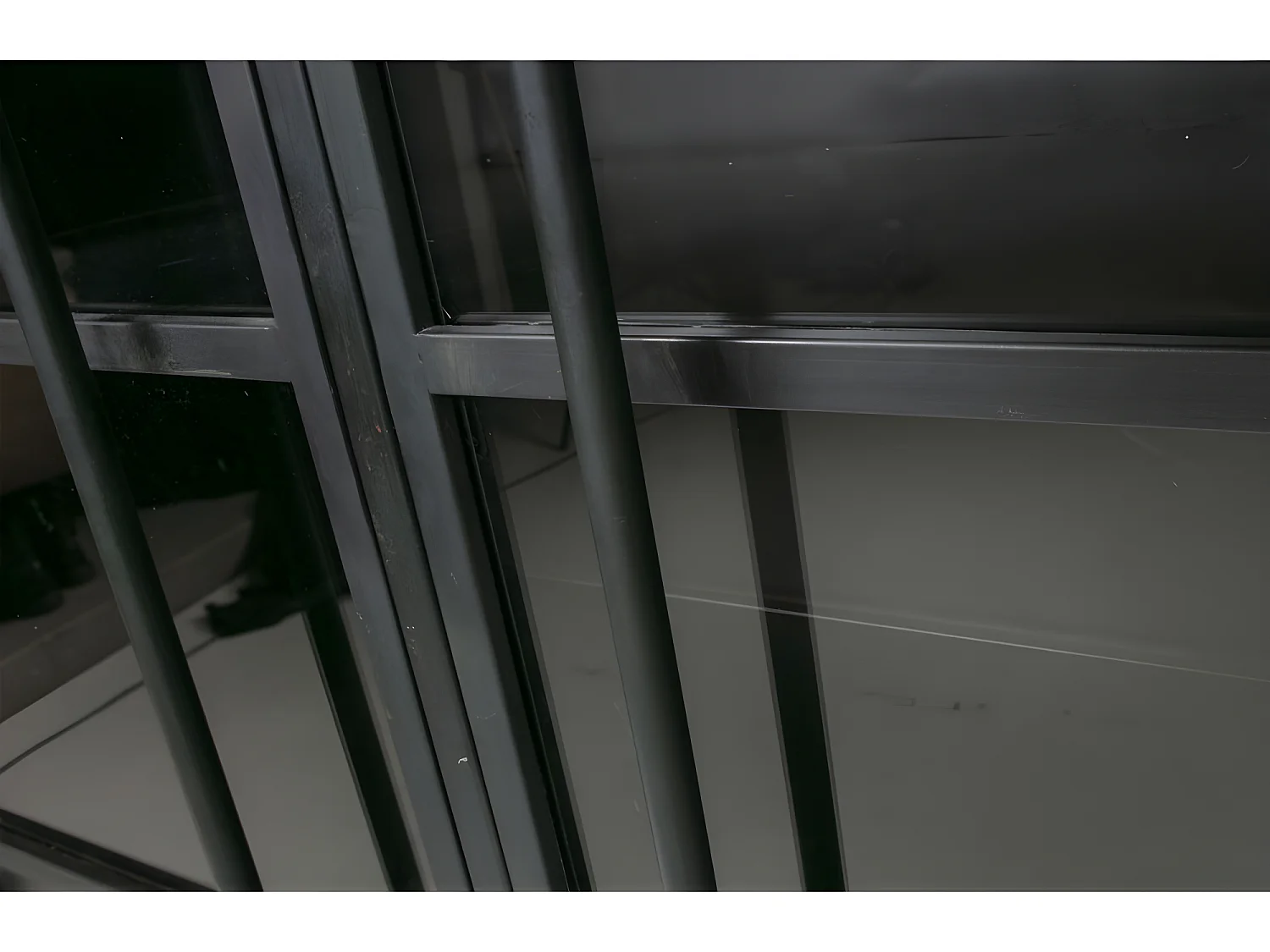 Exhibición de metal y vidrio