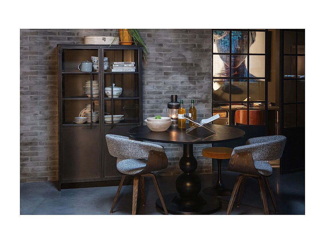 Exhibición de metal y vidrio