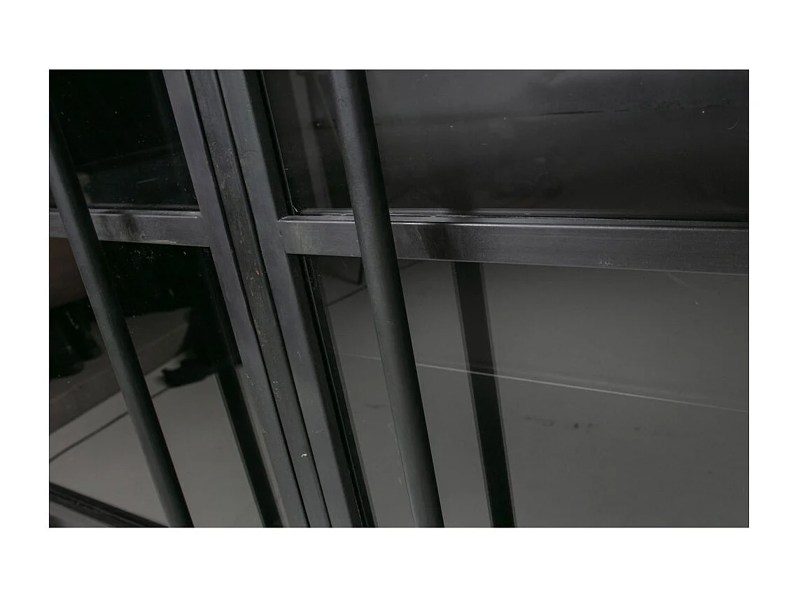 Exhibición de metal y vidrio