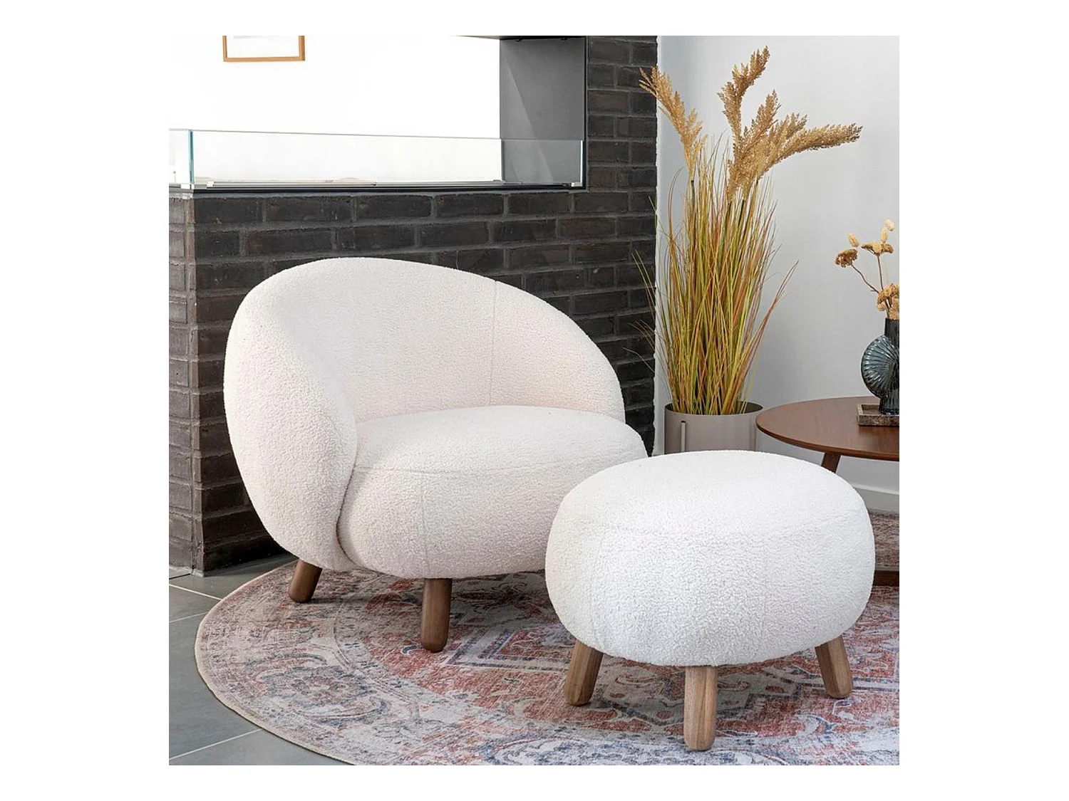 Pouf Savona in pelle di agnello artificiale bianca.