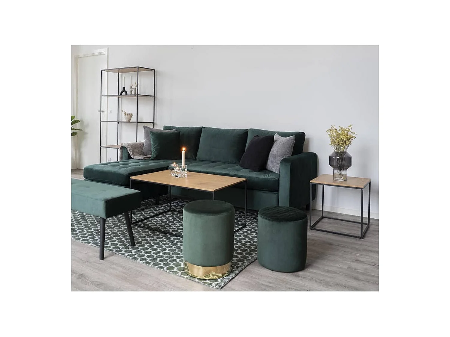 Vita hoektafel zwart, eikenhouten decor.