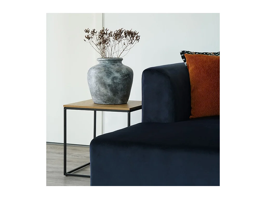 Vita hoektafel zwart, eikenhouten decor.