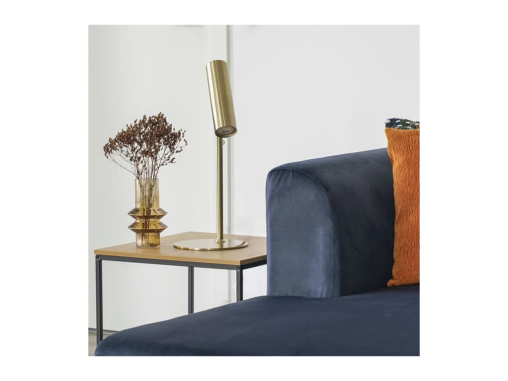 Vita hoektafel zwart, eikenhouten decor.