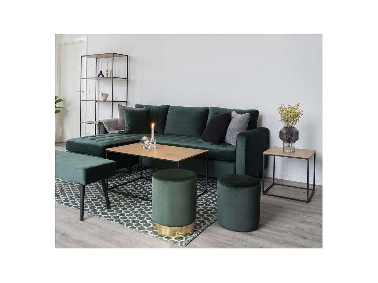 Vita hoektafel zwart, eikenhouten decor.