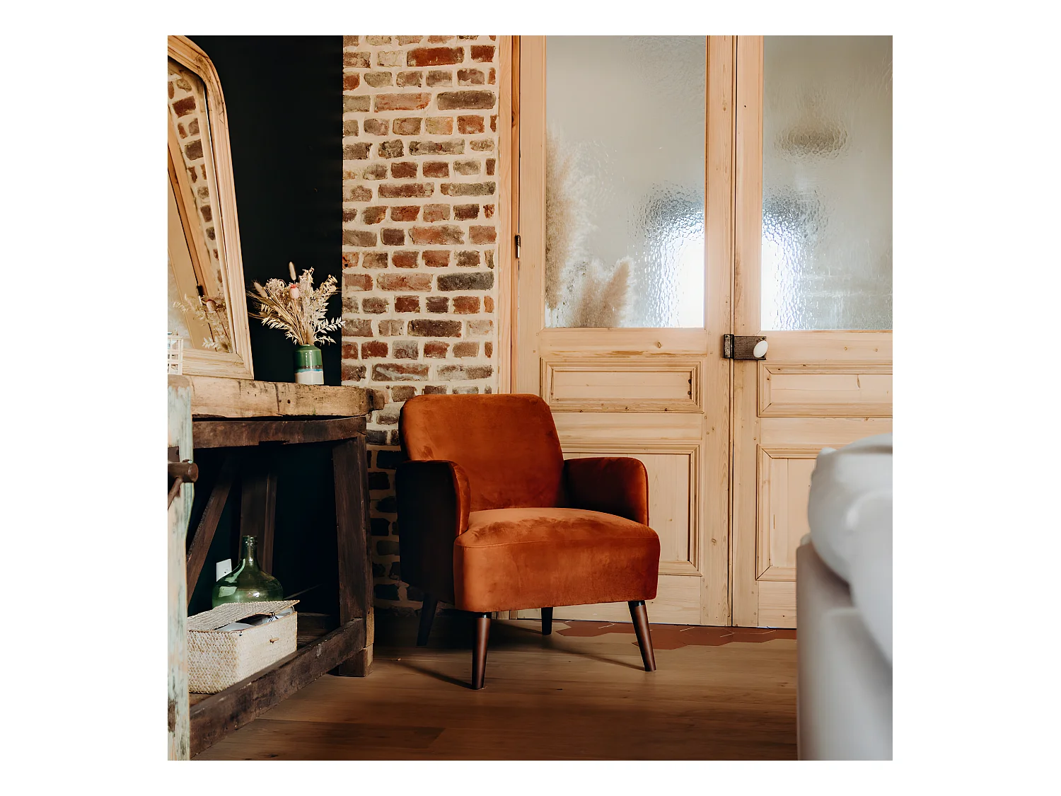 Brooks - Fauteuil rétro en velours pieds bois foncé - Rouille