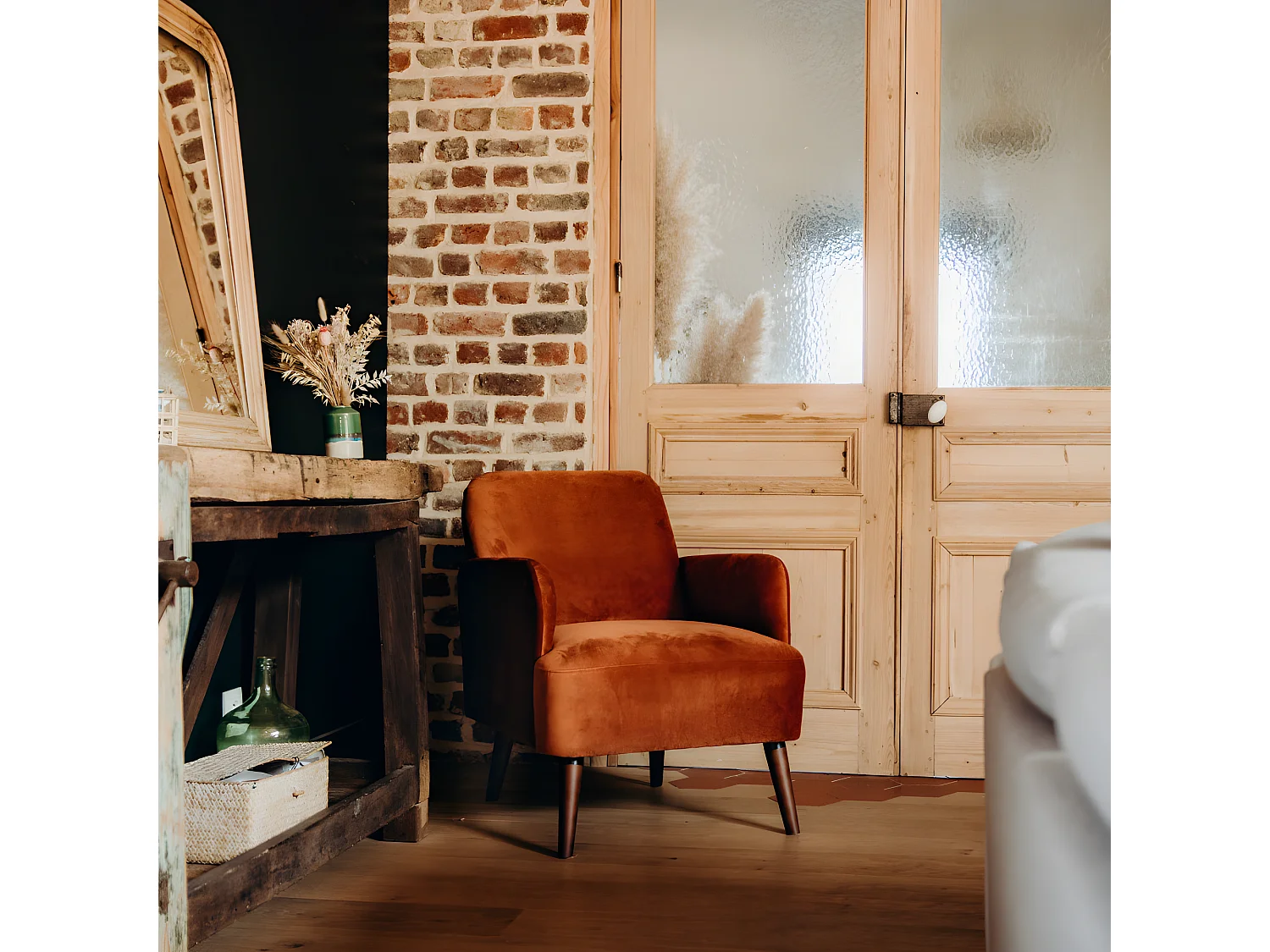 Brooks - Fauteuil rétro en velours pieds bois foncé - Rouille