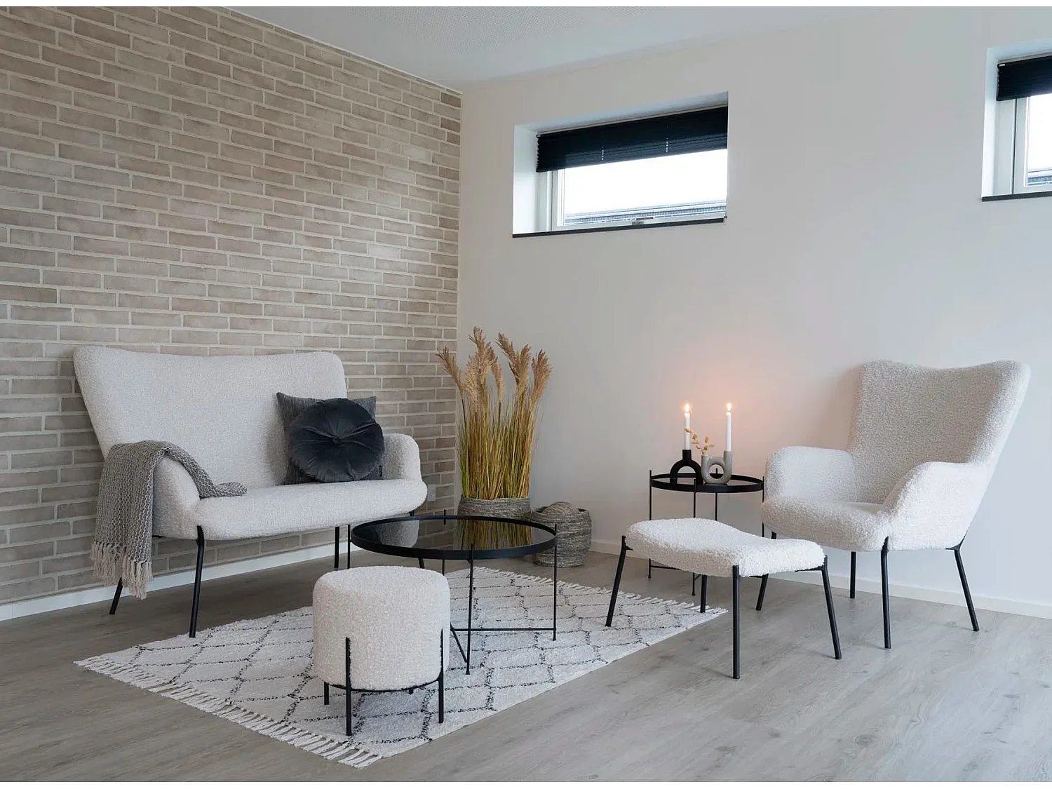 Fauteuil lounge GLASGOW – Tissu bouclette blanc & piétement en métal noir