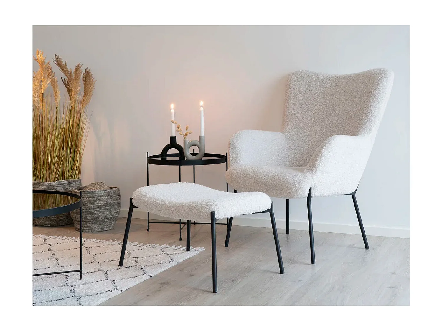 Fauteuil lounge GLASGOW – Tissu bouclette blanc & piétement en métal noir