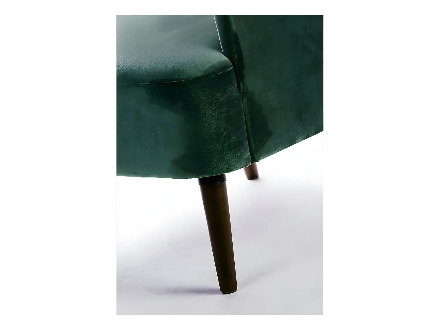 Brooks - Fauteuil rétro en velours pieds bois foncé - Vert forêt