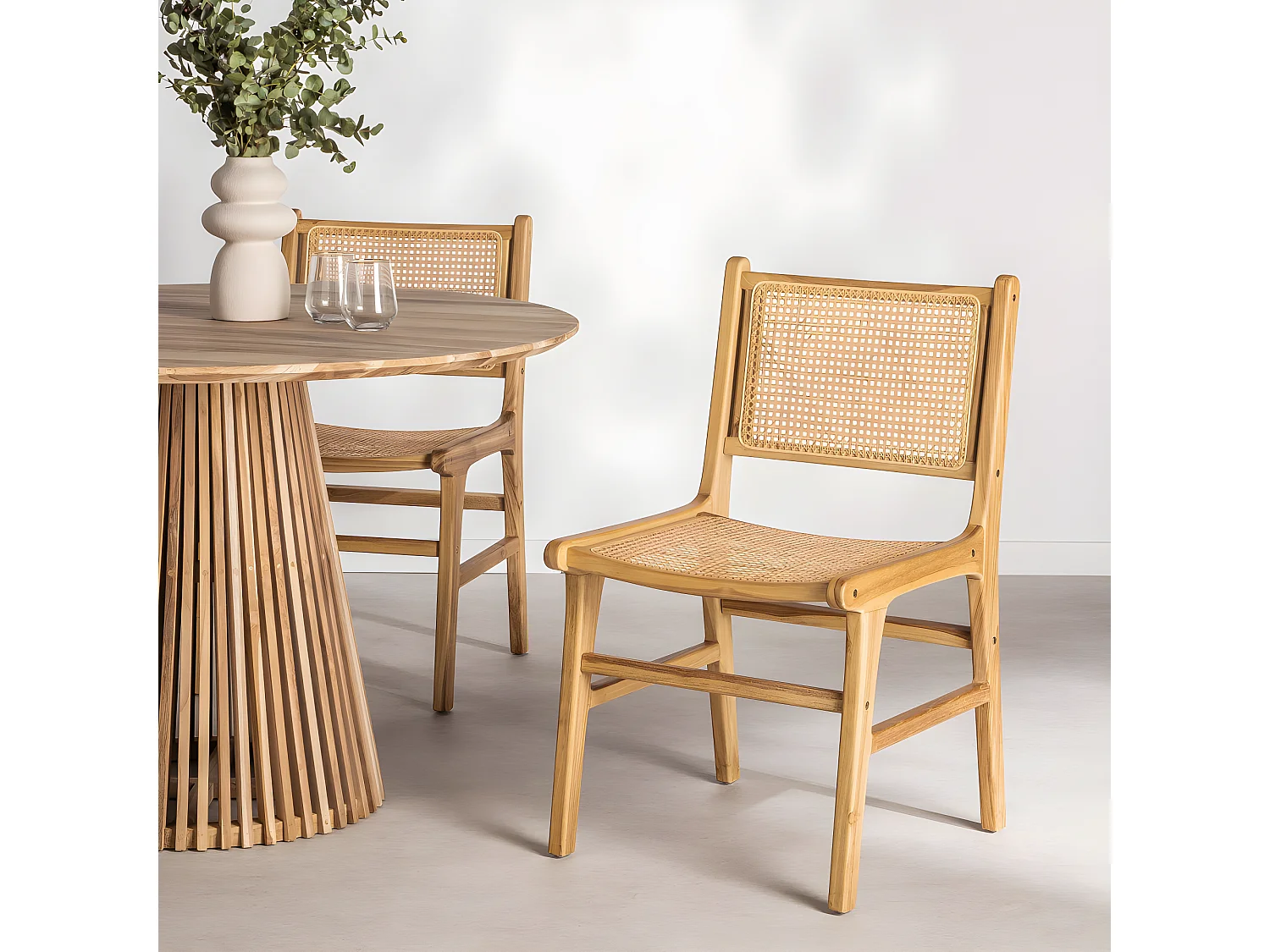 Basuki - Lot de 2 chaises en teck et cannage - Bois clair