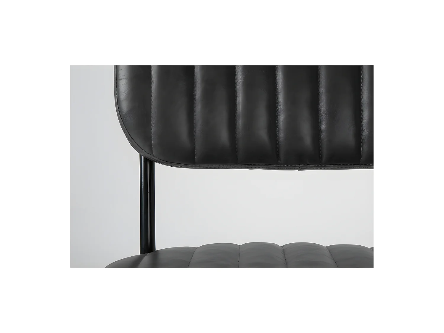 Jake Worn - Chaise rétro capitonnée - Noir