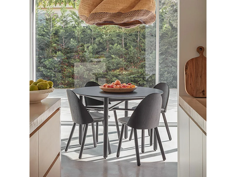 Mesa de 4 lugares em madeira pintada de preto Ø120 cm