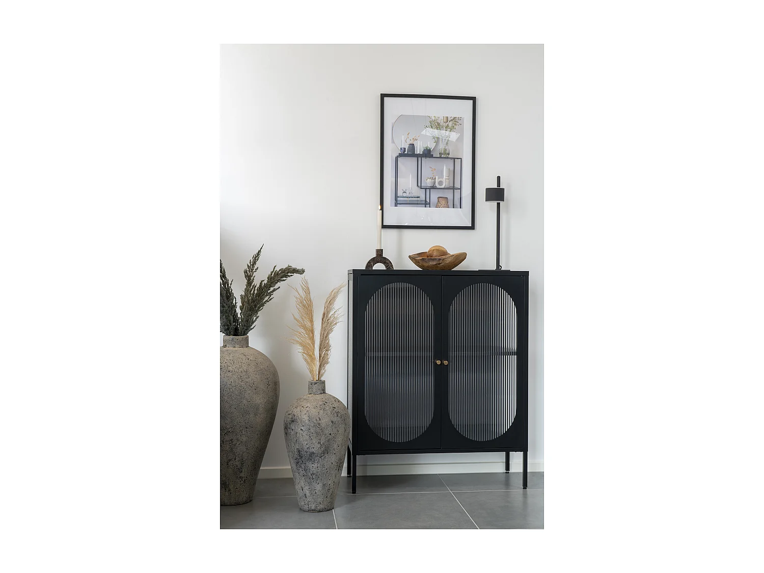 Adelaide vitrinekast laag 2 glazen deuren zwart.