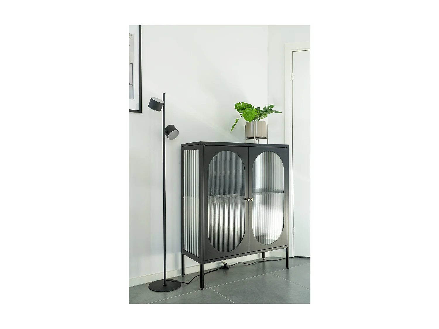 Adelaide vitrinekast laag 2 glazen deuren zwart.