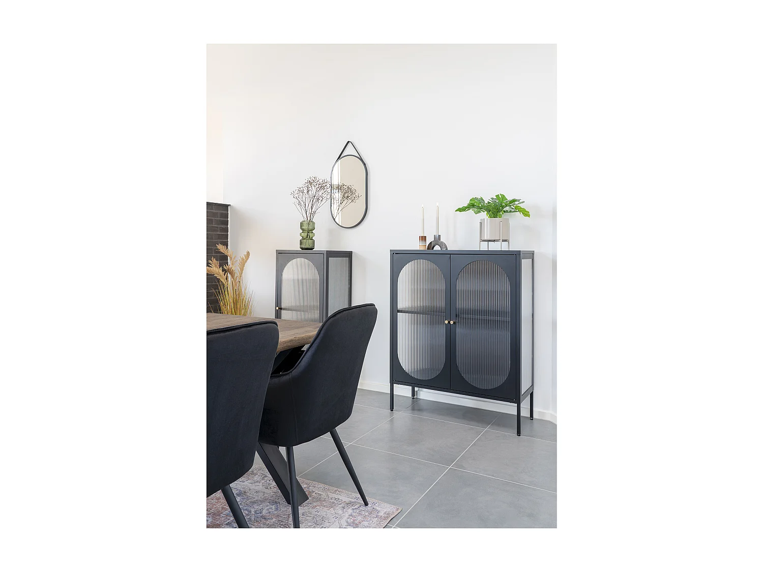 Adelaide vitrinekast laag 2 glazen deuren zwart.