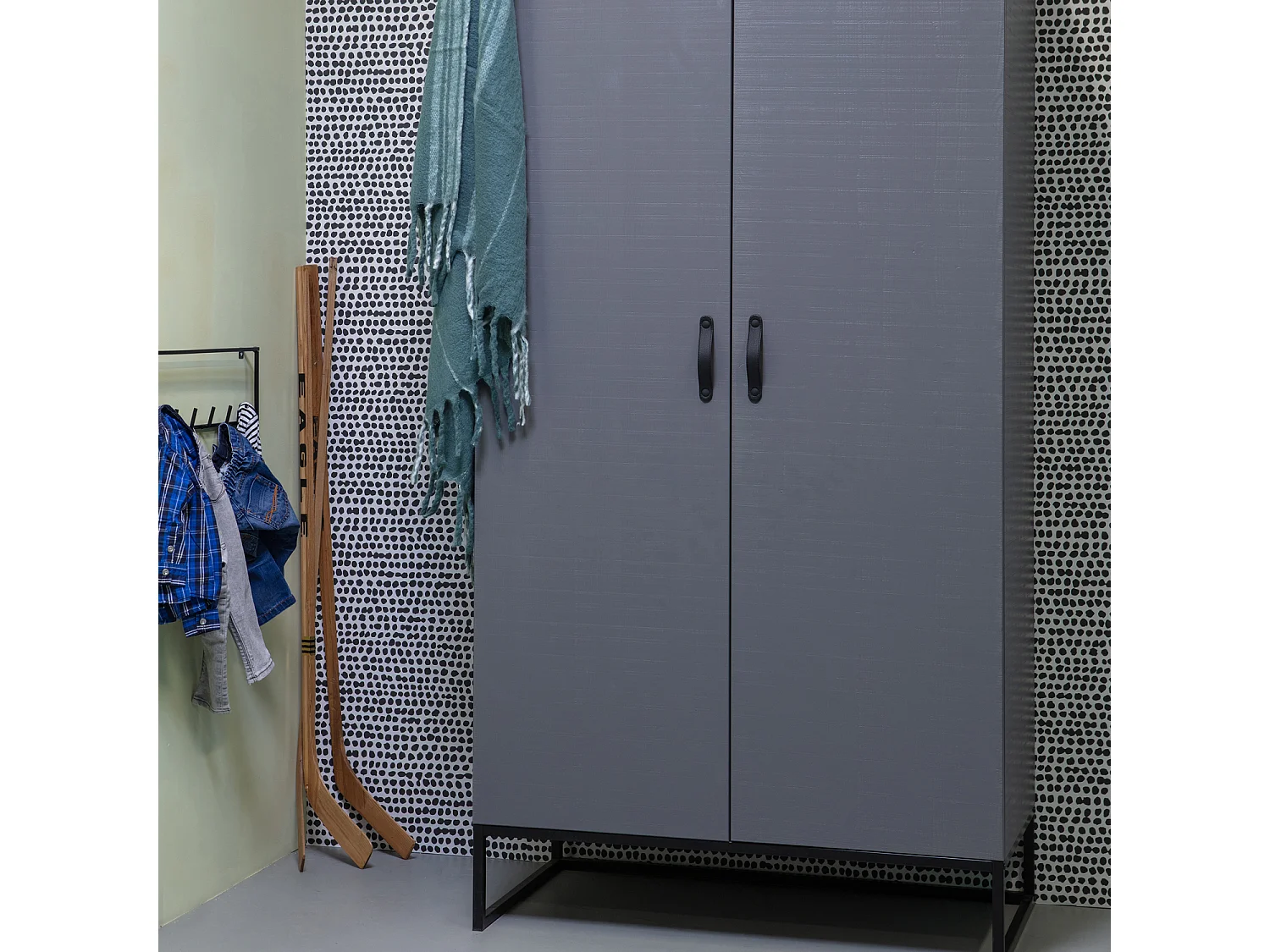 Morris - Armoire 2 portes en pin massif - Gris