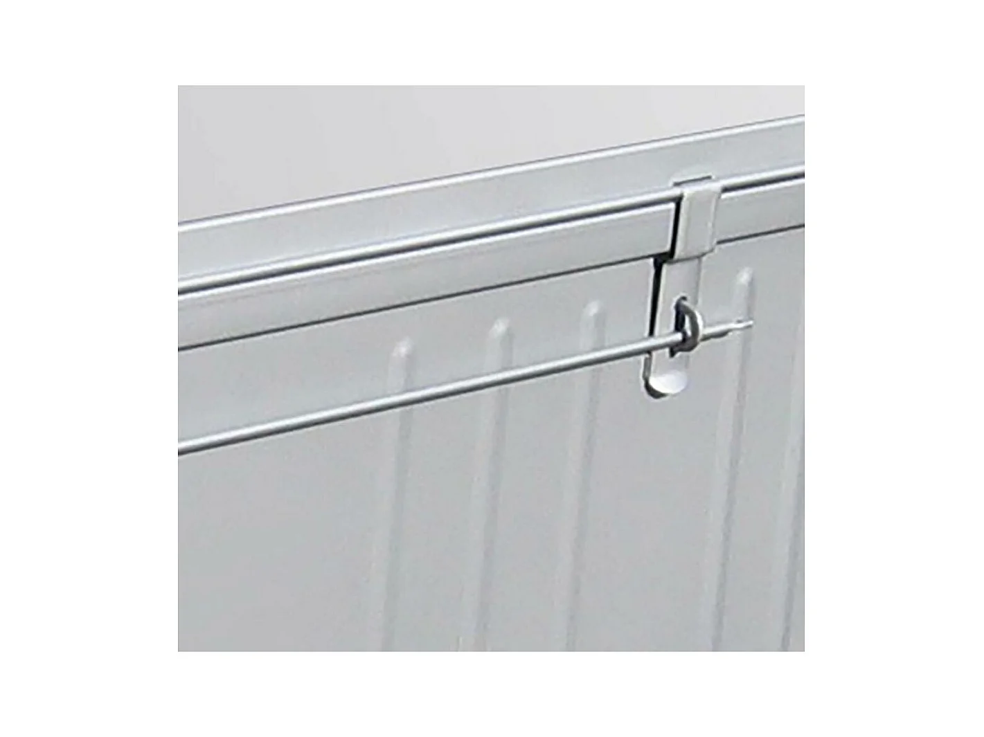 Table basse en acier sur roulettes Habitat 90 cm Kaki